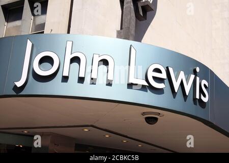 London, Vereinigtes Königreich, Jun 29, 2011 : John Lewis Kaufhaus Werbung Logo-Zeichen in seinem Einzelhandelsgeschäft in Oxford Street, die ein popul ist Stockfoto