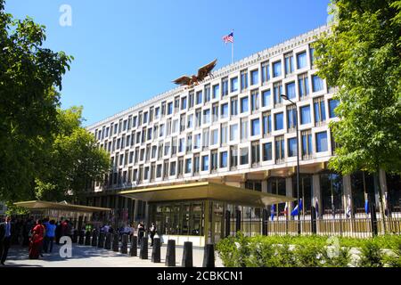 London, Großbritannien, 29. Juni 2011 : Botschaft der USA in Grosvenor Square zeigt Menschen Schlange für Visa mit seiner engen Sicherheit jetzt in Kraft Stock Foto Stockfoto