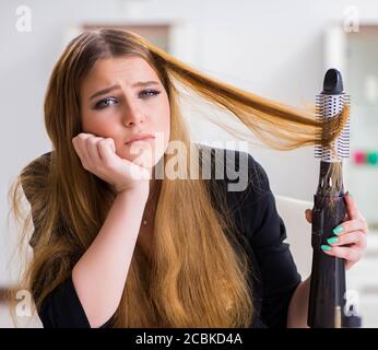 Die junge Frau in ein Bad Hair Day Stockfoto