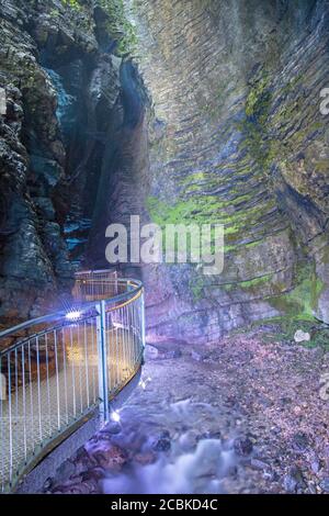 RIVA DEL GARDA, ITALIEN - Juni 7, 2019: Der Wasserfall in der Höhle Cascata Varone in der Nähe des Riva del Garda, Lago di Garda See. Stockfoto