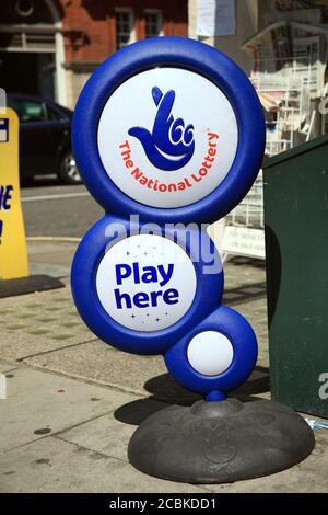 London, UK, July 24, 2011 : A Camelot Lotto (National Lottery) Spielen Sie hier stehen vor einem Zeitungskiosk auf einem städtischen Bürgersteig Stockfoto