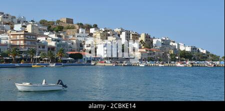 Fischerboote im Hafen von Sitia auf der griechischen Insel Kreta Stockfoto