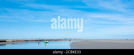 Die Menschen im Urlaub genießen den Platz des Strandes in baie De somme in der Nähe von Crotoy Stockfoto