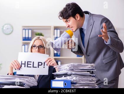 Die wütenden Chef bei seiner Assistentin Sekretärin schreien Stockfoto