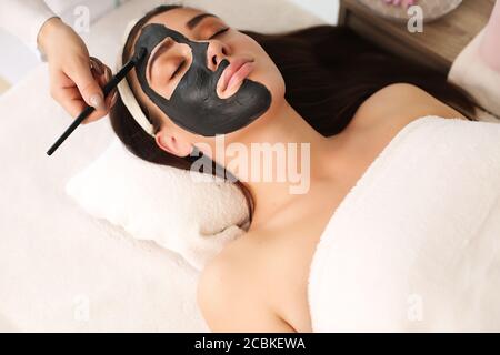 Spa-Konzept. Junge Frau mit Nährstoff Gesichtsmaske im Schönheitssalon, in der Nähe Stockfoto