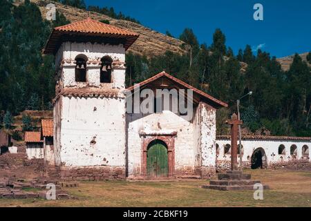 Umasbamba Spanische Kolonialkirche mit Belry in Peru mit einem Katholisches Kreuz auf dem Hauptplatz Stockfoto