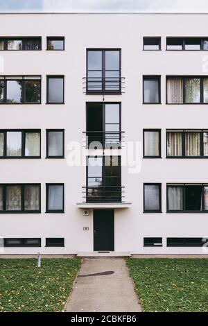 Stuttgart, 15. Oktober 2019: Eingangstür der Weissenhof Siedlung a.k.a. Weissenhof Gutshaus Hauptgebäude 1-4 von Mies van der Rohe i Stockfoto