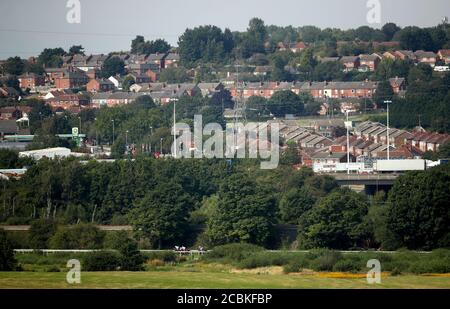 Eine allgemeine Ansicht der Läufer und Reiter in Aktion, wie sie in der Moor Top Farm Shop Hemsworth Handicap auf Pontefract Rennbahn konkurrieren. Stockfoto