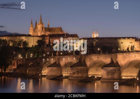 Veitsdom und Karlsbrücke, Prager Stadtbild bei Nacht mit Prager Burg und Moldau im nostalgischen Vintage-Look bei Dämmerung Stockfoto