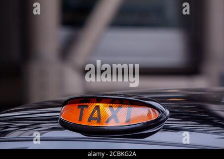 Das verfügbare Licht leuchtet hell auf dem Dach eines London Taxi auf Threadneedle Street in der Square Mile Die City of London nach der t Stockfoto