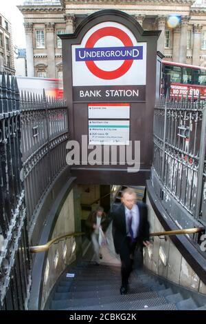 Fußgänger gehen die Treppe von der Bank London U-Bahn hoch Bahnhof in der Square Mile der City of London Nach der Kreditklemme Stockfoto