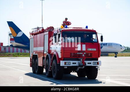 Kiew, Ukraine - 27. Juni 2020: Roter Feuerwehrwagen KAMAZ auf dem internationalen Flughafen Boryspil. Neuwagen. Stockfoto