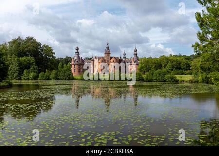 Het kasteel van Ooidonk is een monumentale oude waterburcht ten zuiden van het Belgische dorp Sint-Maria-Leerne, niet ver van Deinze. Stockfoto