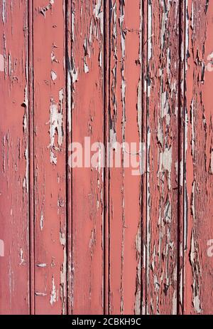 Vertikale Planken mit abblätternder rotbrauner Farbe Stockfoto