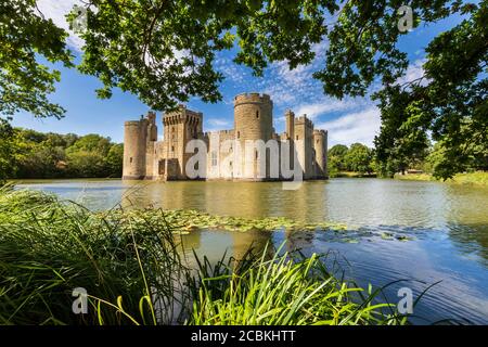 Bodiam Castle und Verteidigungsgraben in Sussex, England Stockfoto