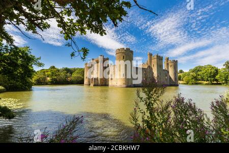 Mittelalterliches Bodiam Castle und Verteidigungsgraben in Sussex, England Stockfoto