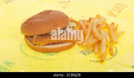 McDonald's McChicken Chicken Sandwich mit pommes Frites oder Pommes Frites auf Verpackung Stockfoto