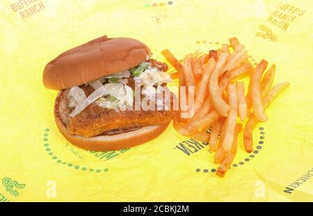 McDonald's McChicken Chicken Sandwich auf Wrapper mit pommes frites oder Chips Stockfoto