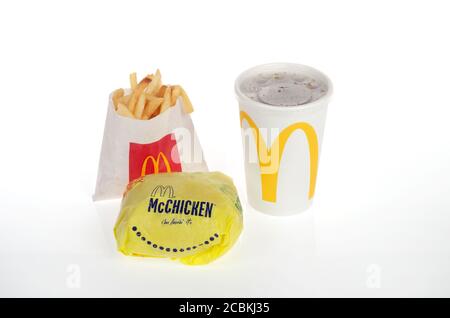 McDonald's McChicken Chicken Sandwich mit pommes Frites oder Pommes Frites & Soda Stockfoto