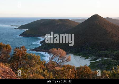 Wunderschöner Sonnenuntergang über der Shoal Bay, Australien Stockfoto