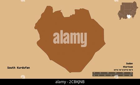Form von Südkurdufan, Staat Sudan, mit seiner Hauptstadt isoliert auf festem Hintergrund. Entfernungsskala, Regionenvorschau und Beschriftungen. Zusammensetzung des Patts Stockfoto