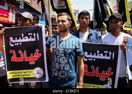 Gaza, Palästina. 14. August 2020. Palästinenser marschieren aus Protest gegen das Abkommen zwischen den Vereinigten Arabischen Emiraten und Israel zur Normalisierung der Beziehungen zwischen den beiden Ländern in Gaza-Stadt. Auf dem marsch, der den Titel "Nein zum Verrat Palästinas" trug, hielten die Teilnehmer Transparente, die das Normalisierungsabkommen als einen Akt des Verrats definierten. Kredit: ZUMA Press, Inc./Alamy Live Nachrichten Stockfoto