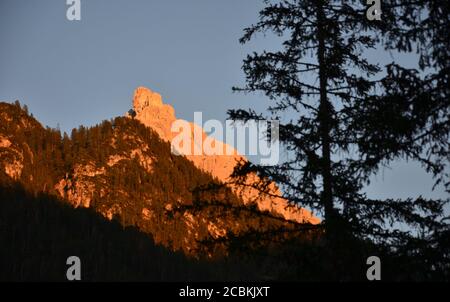 Letzte Sonnenstrahlen auf den Berggipfeln Stockfoto