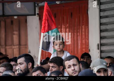 Gaza, Palästina. 14. August 2020. Palästinenser marschieren aus Protest gegen das Abkommen zwischen den Vereinigten Arabischen Emiraten und Israel zur Normalisierung der Beziehungen zwischen den beiden Ländern in Gaza-Stadt. Auf dem marsch, der den Titel "Nein zum Verrat Palästinas" trug, hielten die Teilnehmer Transparente, die das Normalisierungsabkommen als einen Akt des Verrats definierten. Kredit: ZUMA Press, Inc./Alamy Live Nachrichten Stockfoto