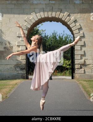 Künstlerin des Royal Ballet Charlotte Tomkinson auf dem Gelände der Cusworth Hall in Doncaster, Yorkshire, während das Royal Ballet und der Doncaster Council sich im Vorfeld des Doncaster Dancing vorbereiten, einem Gemeinschaftsprogramm, das vom Ballett Romeo und Julia inspiriert wurde. Stockfoto