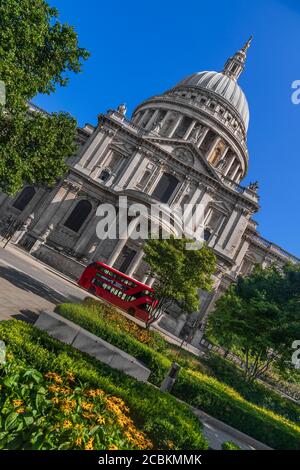 England, London, Blick auf die St. Paul's Cathedral von den Carter Lane Gardens mit dem berühmten roten Londoner Bus, der vorbeifährt. Stockfoto