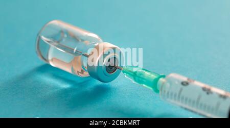 Impfstoff, Coronavirus-Impfung, covid-19 Grippe-Prävention, Impfkonzept. Fläschchen Dosis und medizinische Spritze, Medikament Medizin Schuss Injektion, Pastell b Stockfoto