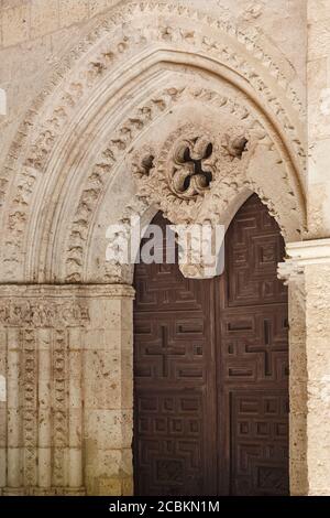 Romanischer Bogen. Kirche Santa Maria de la Pena. Brihuega, Spanien Stockfoto