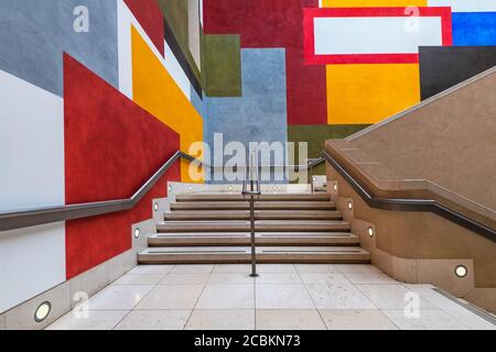 England, London, Tate Britain, The Manton Staircase mit Werken von David Tremlett namens Drawing for Free Thinking. Stockfoto