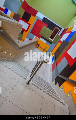 England, London, Tate Britain, The Manton Staircase mit Werken von David Tremlett namens Drawing for Free Thinking. Stockfoto