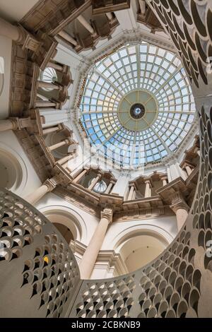 England, London, Tate Britain, Blick vom Keller nach oben auf die Glaskuppel. Stockfoto