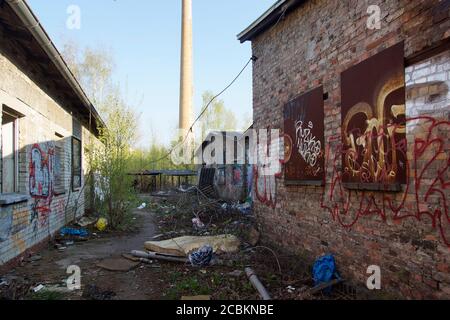 verlassene Gebäude mit Müll und Graffiti auf einem Bahngelände der Bahn in Berlin Pankow / Urbex Stockfoto