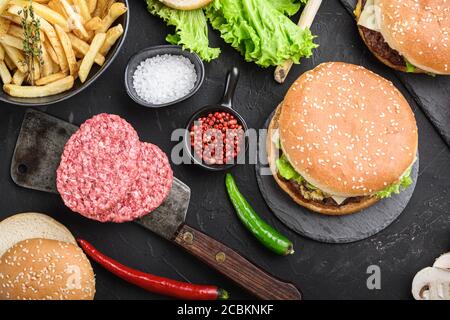 Hausgemachte Rindfleisch Burger mit Hackfleisch Schnittchen auf schwarz strukturiert Hintergrund Stockfoto