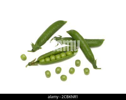 Frische Erbsen isoliert auf weißem Hintergrund Stockfoto