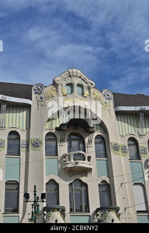 Ikonisches Jugendstilgebäude von Szeged, Ungarn, der Reok Palast. Stockfoto