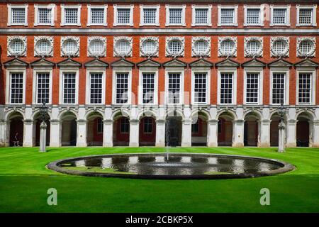England, Richmond an der Themse. Hampton Court Palace, Fountain Court. Stockfoto