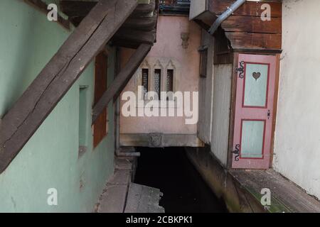 Einer der romantischen Kanäle, das kleine Venedig, der Lauf der Lauch in Colmar., mit Fachwerkhäusern entlang der Flussufer im Nordosten Frankreichs. Stockfoto