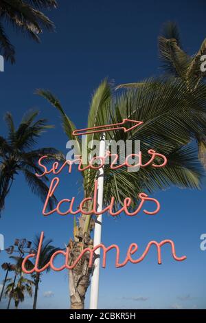 Womens Toilette Schild am Strand Stockfoto