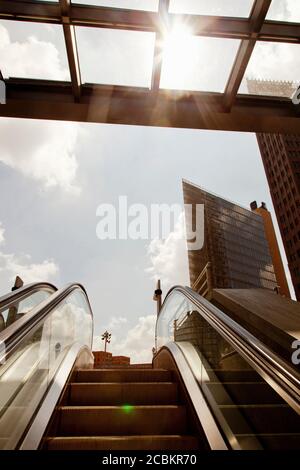 Rolltreppe zur U-Bahn-Station Stockfoto