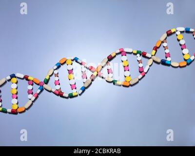 Pillen in Form der DNA-Strang Stockfoto