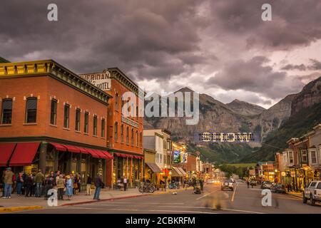 Telluride Hauptstraße unter bewölktem Himmel Stockfoto