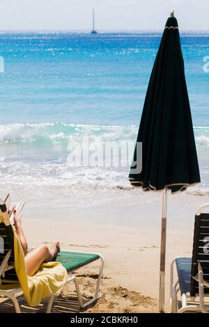 Lesebuch der Frau am Strand Stockfoto