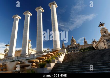 Säulen vor dem Nationalmuseum für Kunst Katalonien, Nationalpalast, Montjuic Hügel, Barcelona, Spanien Stockfoto