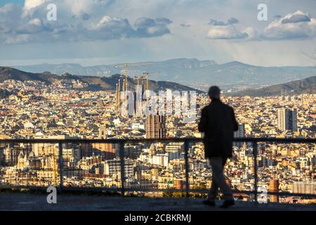 Silhouette einer Person, die auf den Blick auf Barcelona, Katalonien, Spanien Stockfoto