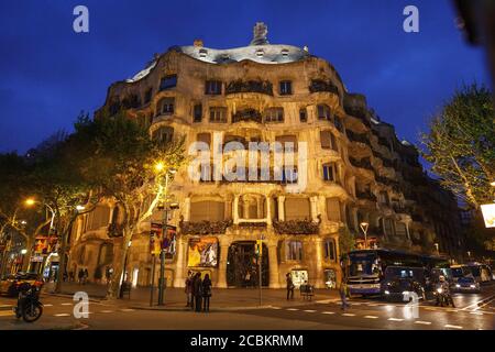 Casa Mila in der Nacht, Barcelona, Spanien Stockfoto