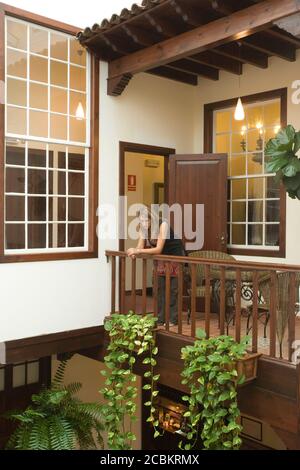 Frau auf dem Balkon des Hotels, La Orotava, Teneriffa, Kanarische Inseln, Spanien Stockfoto